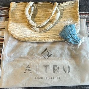 Altru straw bag